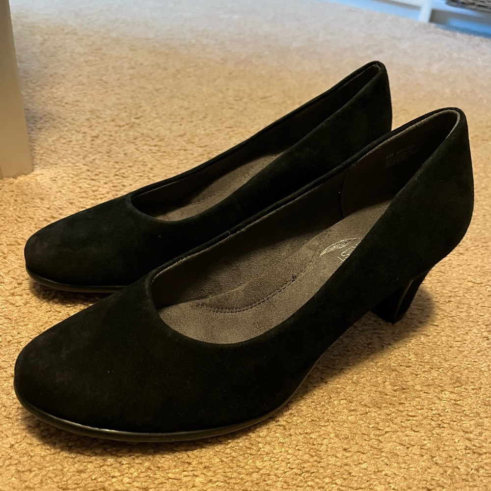 Aerosol EUC suede heels